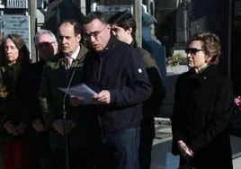 Rubén Múgica, hijo de Fernando Múgica, lee una líneas durante el homenaje de este sábado a su padre.