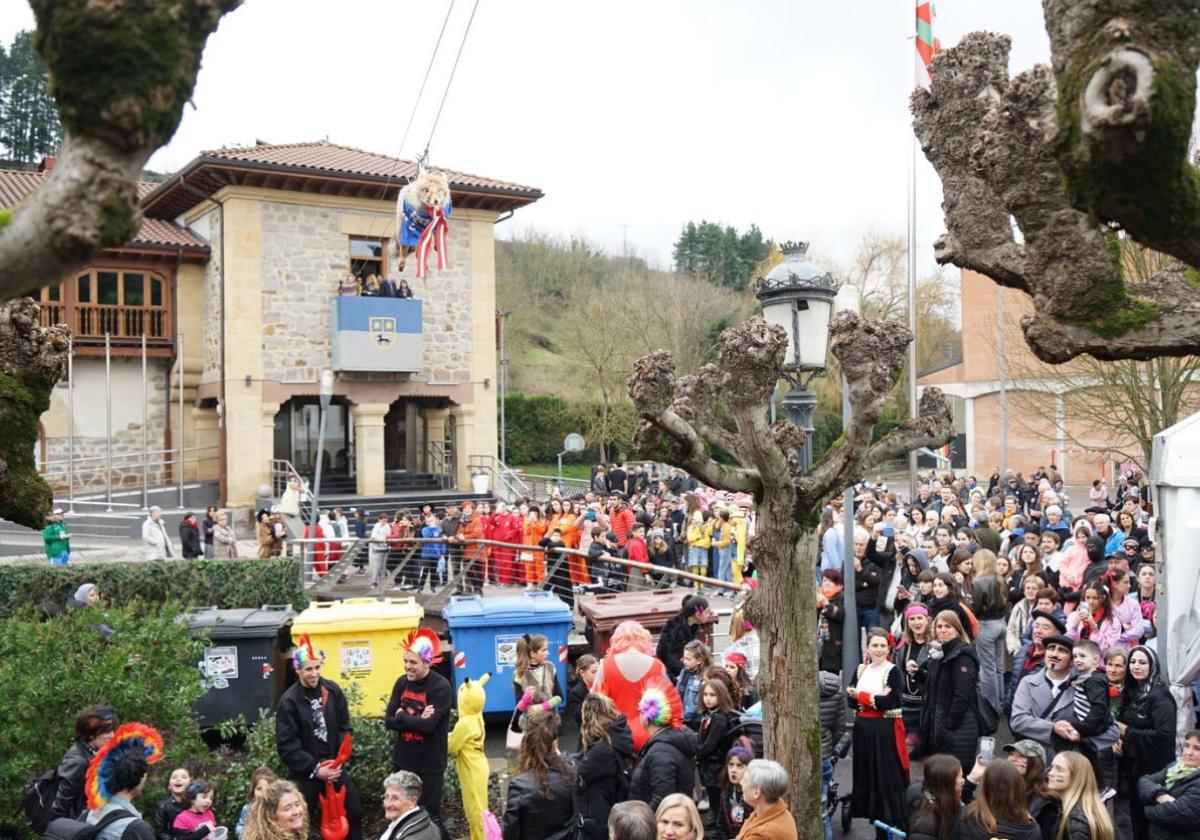 El axari hizo su tradicional aparición a la hora del chupinazo ante la atenta mirada de los idiazabaldarras que acudieron a la cita.