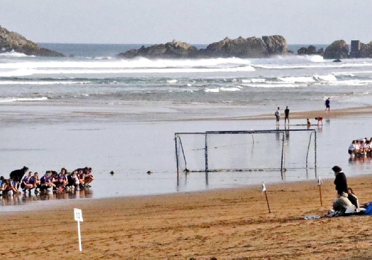 Partida denak hasi aurretik eserialdi bat egin zuten herrian izandako eraso matxista gaitzesten.