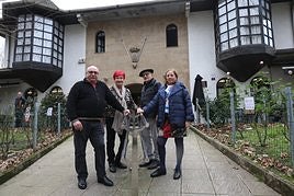 Arturo Gil, María José Iturri, Ramón Colina y Lourdes Fernández, ante el hogar Guardaplata.