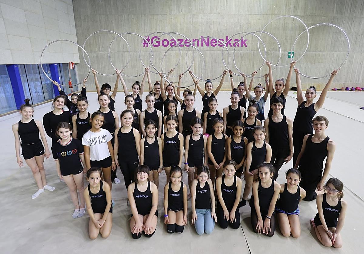 Los y las gimnastas del club Donostia posan en el polideportivo de Altza antes de iniciar un entrenamiento.