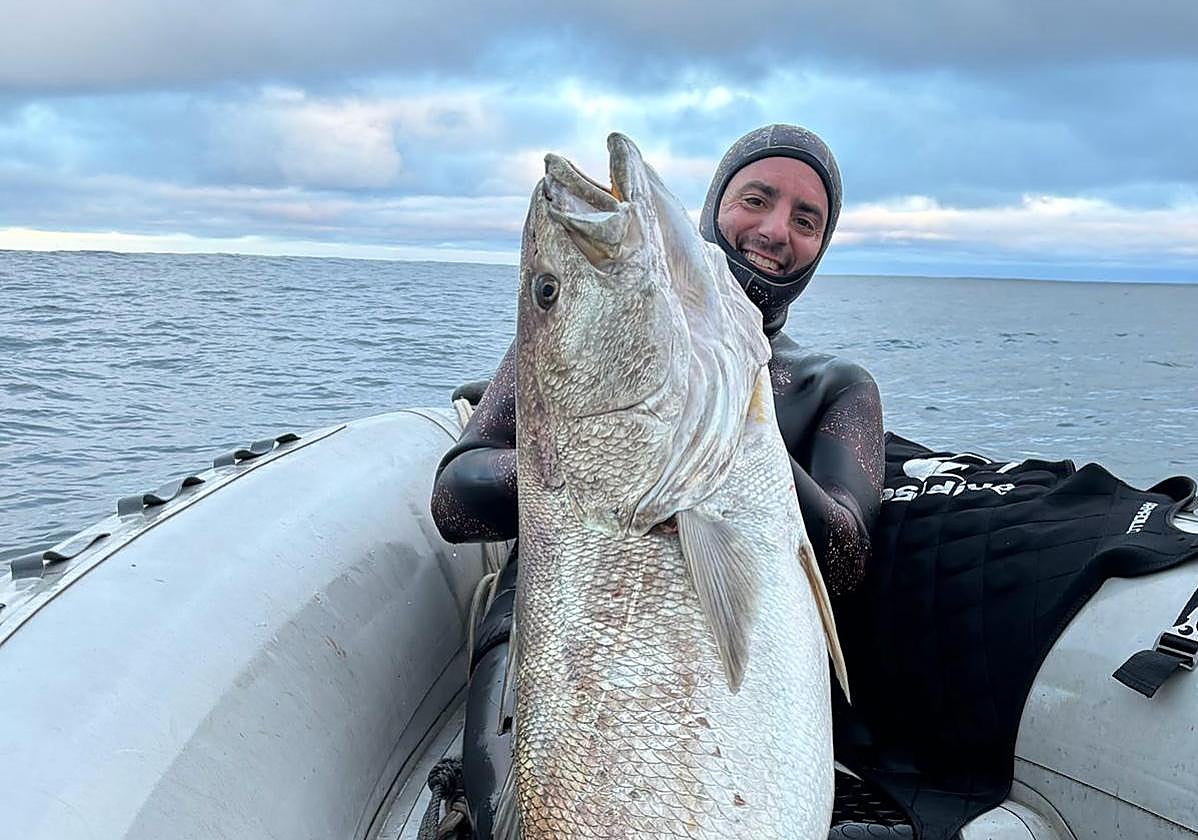 Iker Agirrezabala posa orgulloso en la lancha con la corvina de 34 kilos capturada en Ondarroa este viernes.