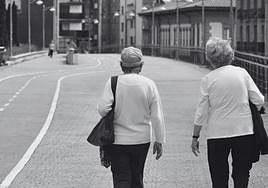 Dos mujeres mayores caminan por una calle de Eibar.