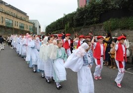 Dantzaris participantes en la comparsa desarrollada en Hernani