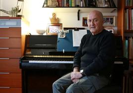 Javier Busto ante el piano de su casa de Hondarribia, de donde surgieron algunas de las composiciones que han dado la vuelta al mundo.