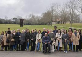 Los componentes de CR Comunicación, clientes y colaboradores celebraron la fiesta en el restaurante de Chillida Leku tras visitar el museo.