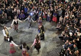 50 aniversario.El Urdiña Txiki reunió en una abarrotadaPlaza Zaharra a músicos, bailarines yzíngaros.