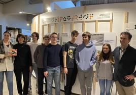 Monika Lukin, Lierni Garaikoetxea y Jaime de los Ríos junto a varios de los alumnos que han participado en el proyecto creativo.