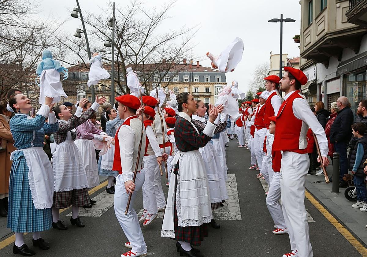 Los pastores cortejan a las nodrizas, mientras estas hacen volar a sus bebés durante su desfile por las calles del centro de Irun.