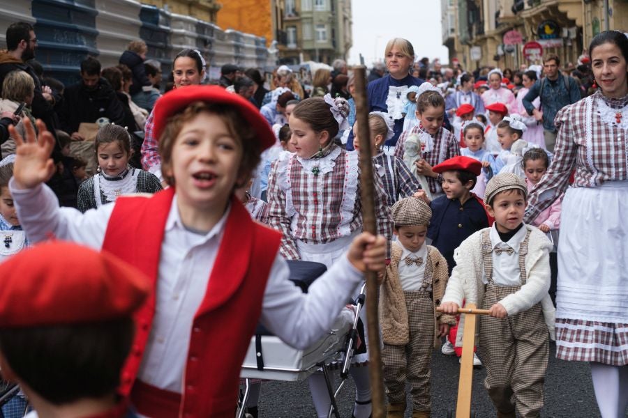 Iñudes y artzaias animan las calles de la Parte Vieja