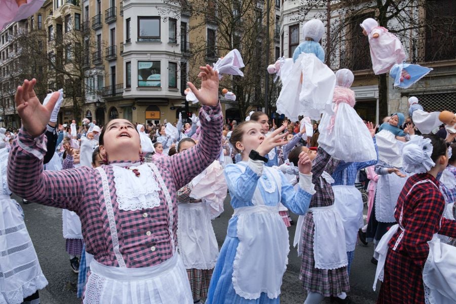 Iñudes y artzaias animan las calles de la Parte Vieja