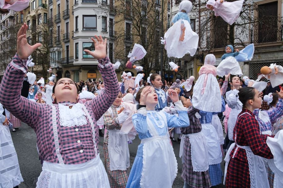 Iñudes y artzaias animan las calles de la Parte Vieja