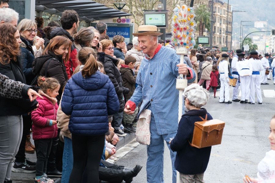 Iñudes y artzaias animan las calles de la Parte Vieja