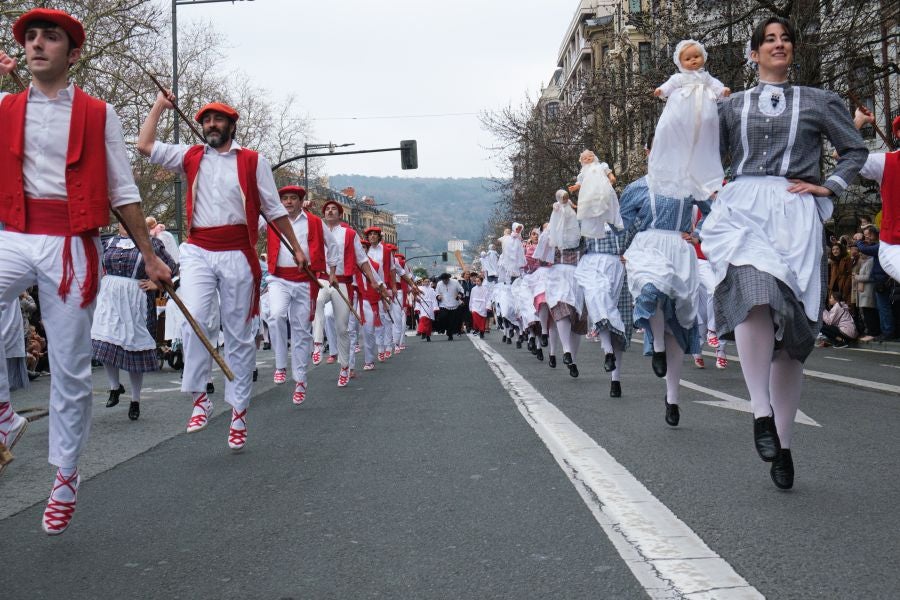 Iñudes y artzaias animan las calles de la Parte Vieja