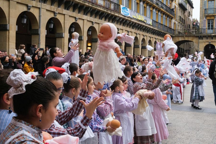 Iñudes y artzaias animan las calles de la Parte Vieja