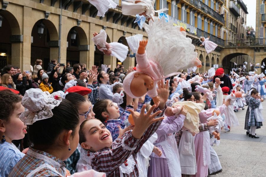 Iñudes y artzaias animan las calles de la Parte Vieja
