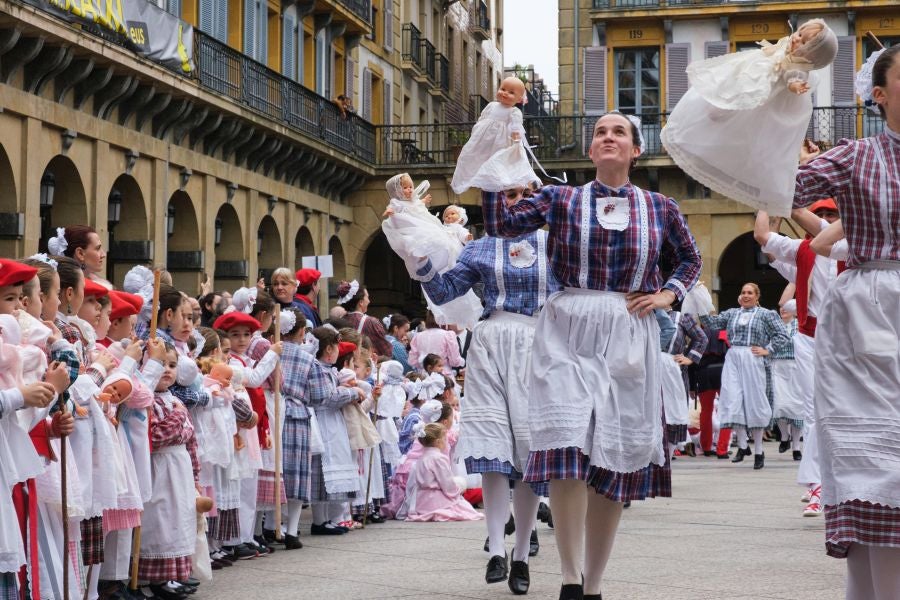 Iñudes y artzaias animan las calles de la Parte Vieja