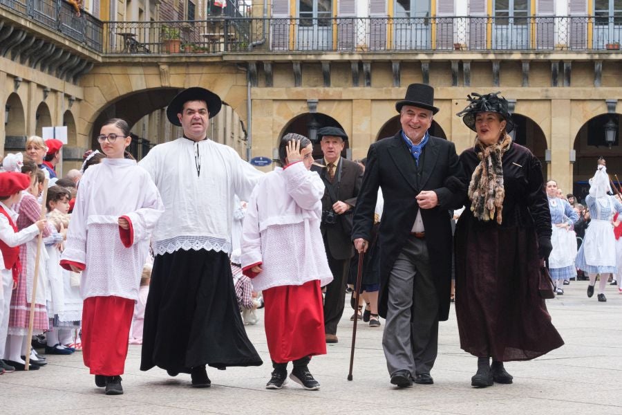 Iñudes y artzaias animan las calles de la Parte Vieja