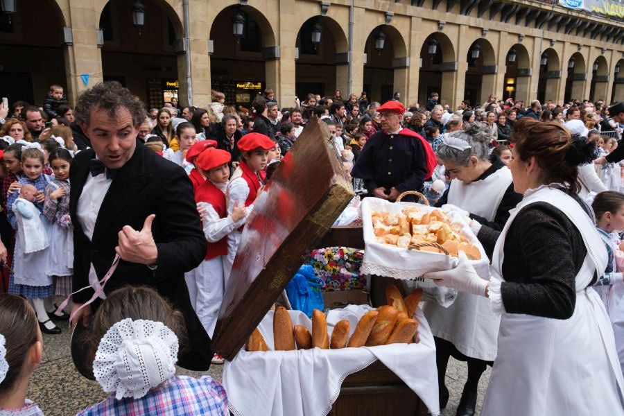 Iñudes y artzaias animan las calles de la Parte Vieja
