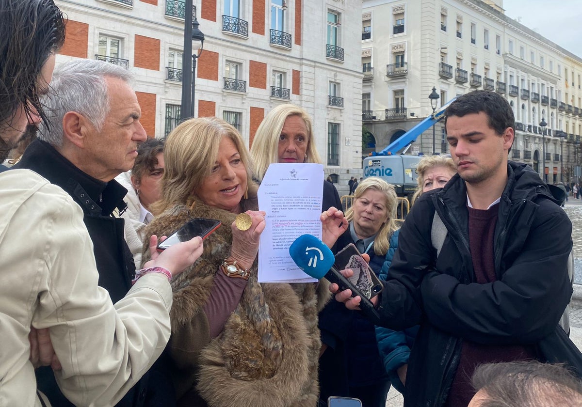 Consuelo Ordóñez, presidenta de Covite, ayer con algunas víctimas del terrorismo en Madrid.