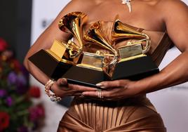 La cantante Victoria Monet sostiene sus premios Grammy tras la ceremonia de este domingo celebrada en Los Angeles.