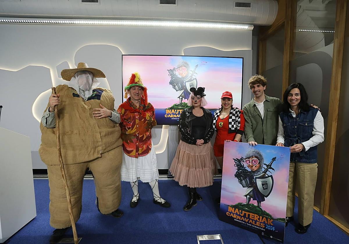 El personaje del Carnaval tradicional 'Ziripot', Juan Luis Unzurrunzaga, director de Gero Axular; la Diosa Momo Mabel Vidal y su acompañante Lidia Simón; Jon Insausti, concejal de Cultura; y Nuria Vegas, gerente del C.C. Garbera.