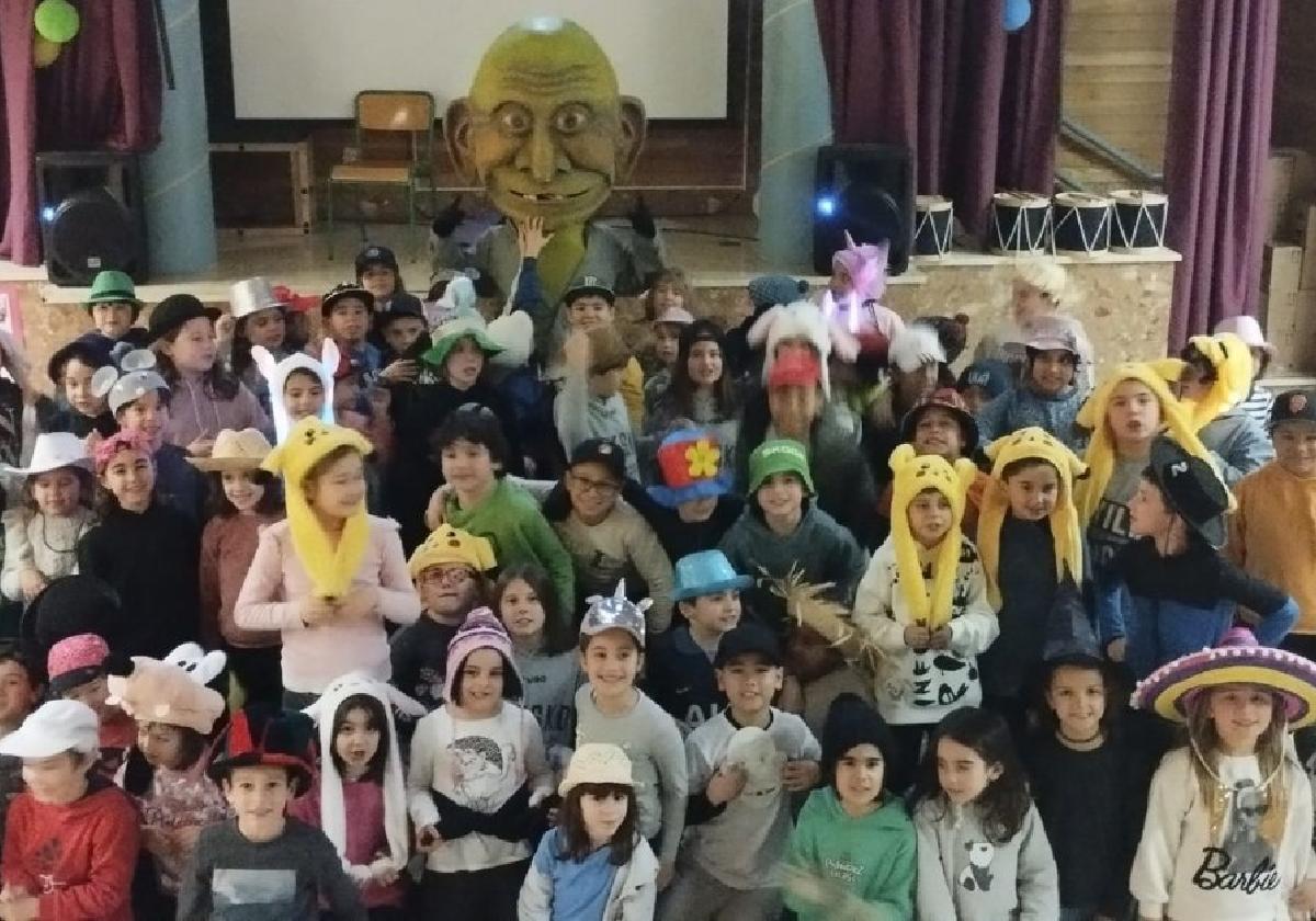 En Kurtzebarri. El entrañable
personaje también acudió al
centro escolar de Kurtzebarria
donde fue recibido con entusiasmo
y los alumnos de 5º de HH bailaron
la Txino Dantza junto a él.