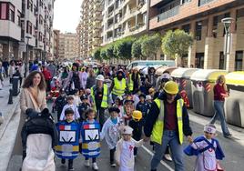 Escolares de UZ Ikastola durante su colorido desfile del año pasado, cuya temática fueron los distintos oficios.