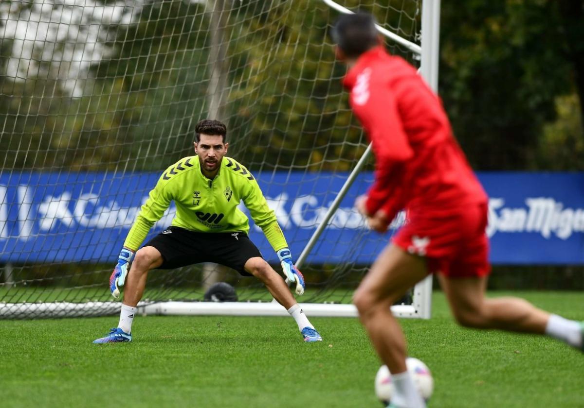 El guardameta Luca Zidane mira decidido a la bola durante un entrenamiento en Atxabalpe.