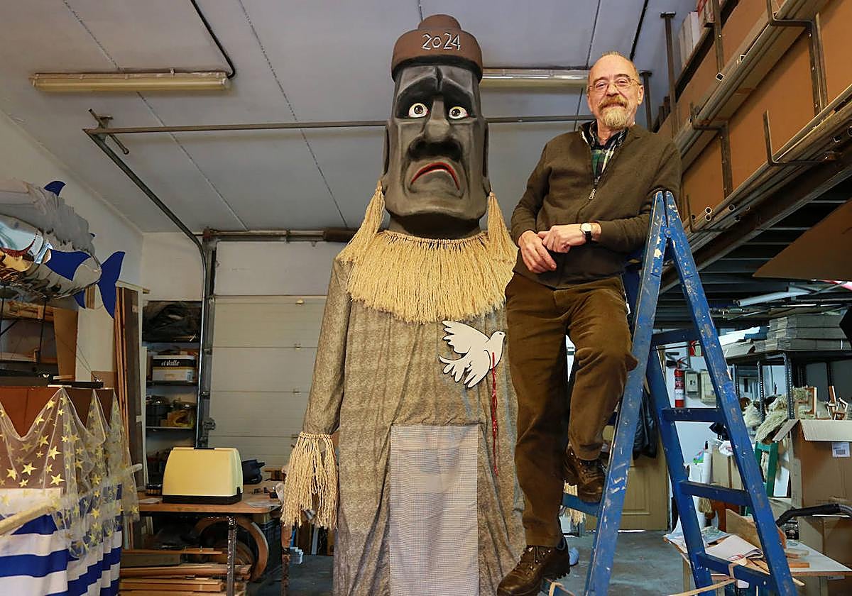 Zanpantzar espera en el taller de Xabier Garate a su estreno, mañana, por las calles de Irun.