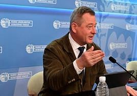 El consejero y portavoz del Gobierno Vasco, Bingen Zupiria, en la rueda de prensa de este martes.