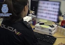 Una agente de la Policía Nacional analiza el material pornográfico incautado a un detenido en una operación anterior.