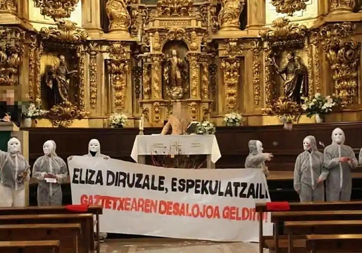 Jóvenes de la Gazte Asanblada de Zestoa irrumpieron en la iglesia el pasado domingo 21 de enero