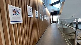 La exposición en Erribera se ha instalado en la zona situada junto a la escalera central del edificio cultural.