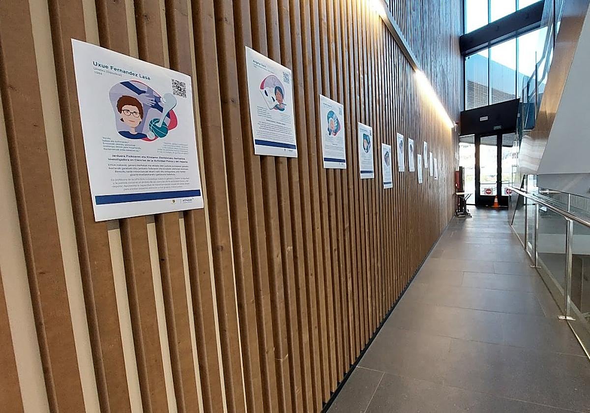 La exposición en Erribera se ha instalado en la zona situada junto a la escalera central del edificio cultural.