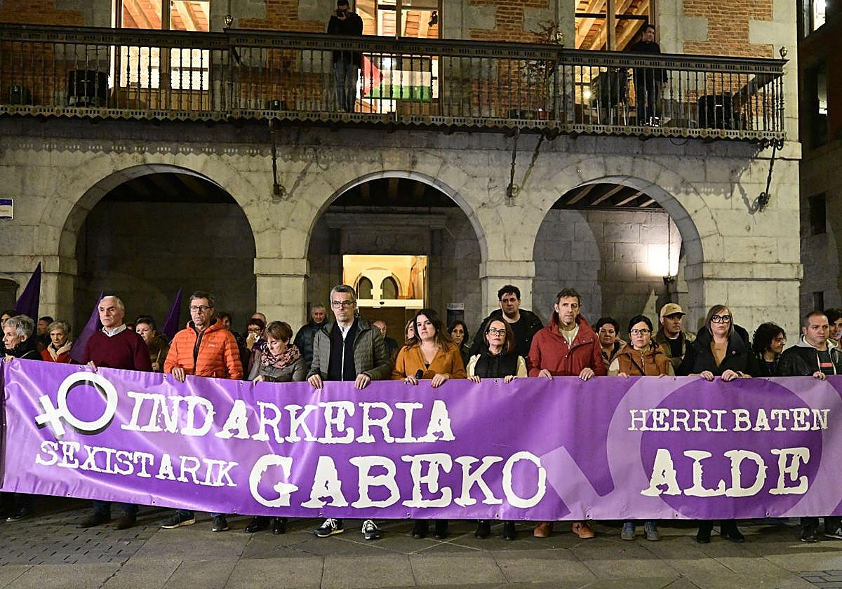 Concentración que se celebró en Tolosa para condenar las agresiones sexuales del osteópata.