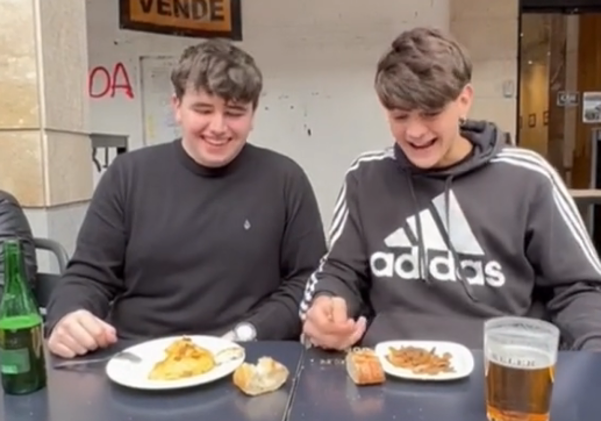 Los jóvenes de @pinxosprobar durante su cata de pintxos.