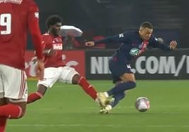 La entrada por detrás a Mbappé que le ha torcido el tobillo izquierdo.