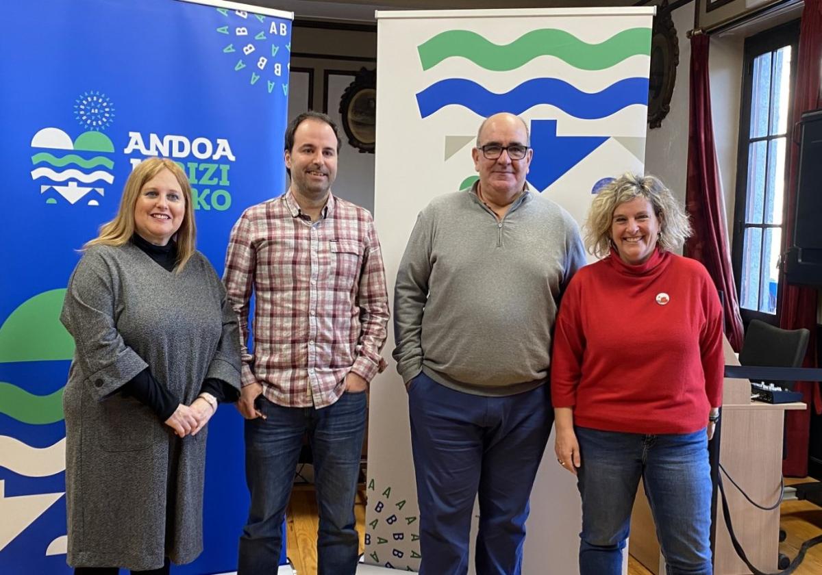 El alcalde Andoni Álvarez, junto a representantes de EH Bildu y Elkarrekin Podemos.