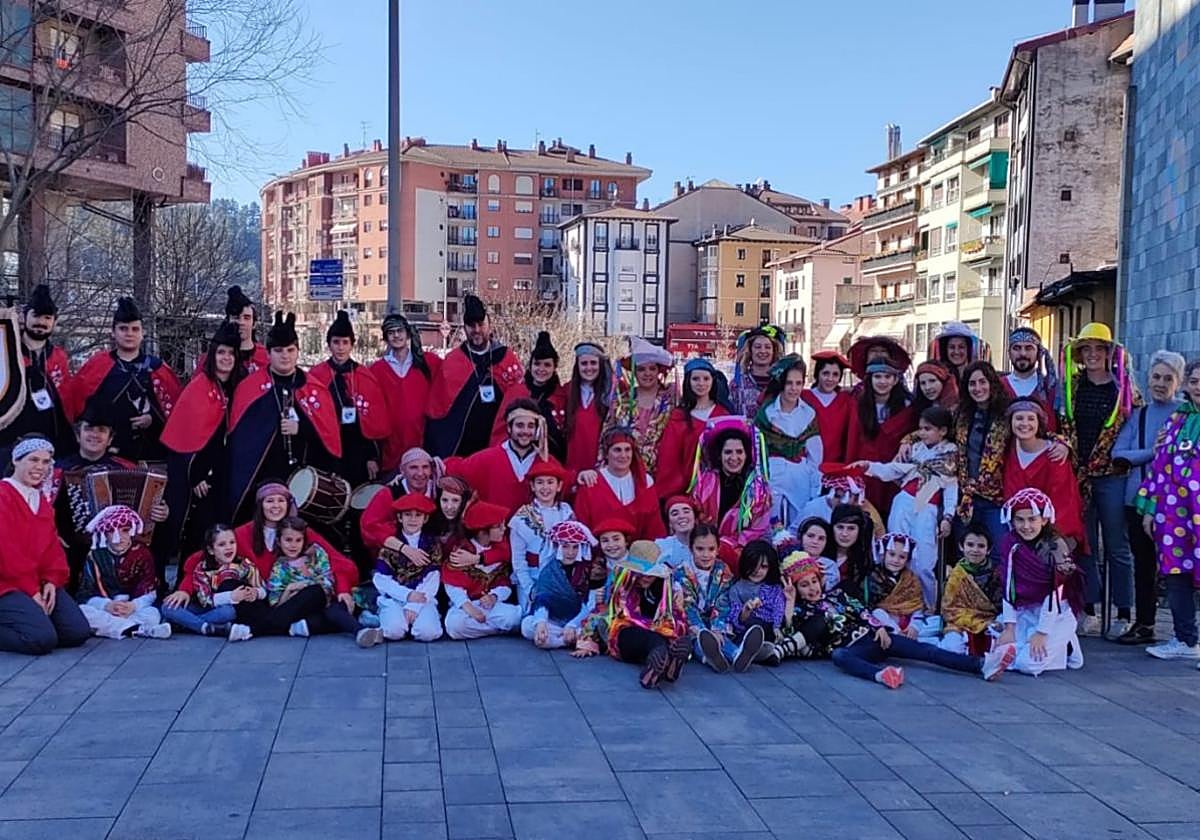 Los participantes de la última edición posan en el puente de Bideluze durante la celebración del Carnaval popular.