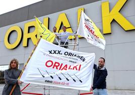 La alcaldesa de Orio, Anuska Esnal, y el gerente de Orialki, Javier Etxarri, sostienen una de las tres banderas en juego este sábado.