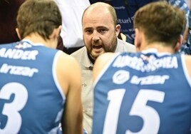 Odriozola da instrucciones en un tiempo muerto a Ander Martínez y Aurrecoechea.