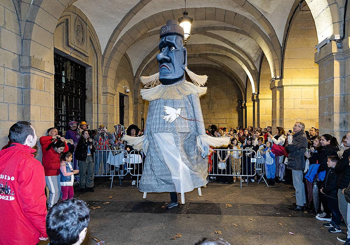 Zanpantzar ya se deja ver por las calles de Irun