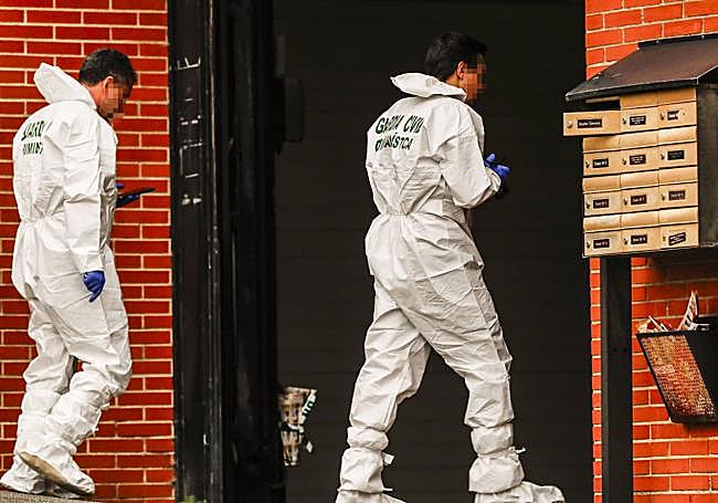 Imágenes de esta mañana, en las inmediaciones del domicilio familiar, con y miembros de la Científica entrando en el garaje.