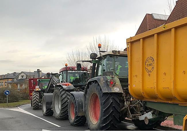 Agricultores y ganaderos se dirigen con sus tractores hacia la residencia particular de María Chivite en la localidad de Gorraiz.