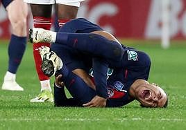 Kylian Mbappé se retuerce de dolor tras sufrir una dura entrada en su tobillo izquierdo.