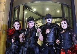 La diosa Momo, Mabel Vidal, con las llaves de la ciudad, acompañada por Lidia Simón, Joseba Bergara e Irati Núñez.