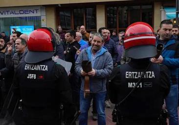 Los agricultores y ganaderos alaveses trasladan su protesta al Parlamento Vasco