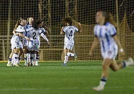 Las jugadoras de la Real celebran el primer gol.