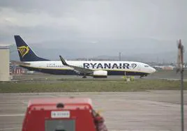 Un avión de Ryanair en la pista del aeropuerto de Vitoria.